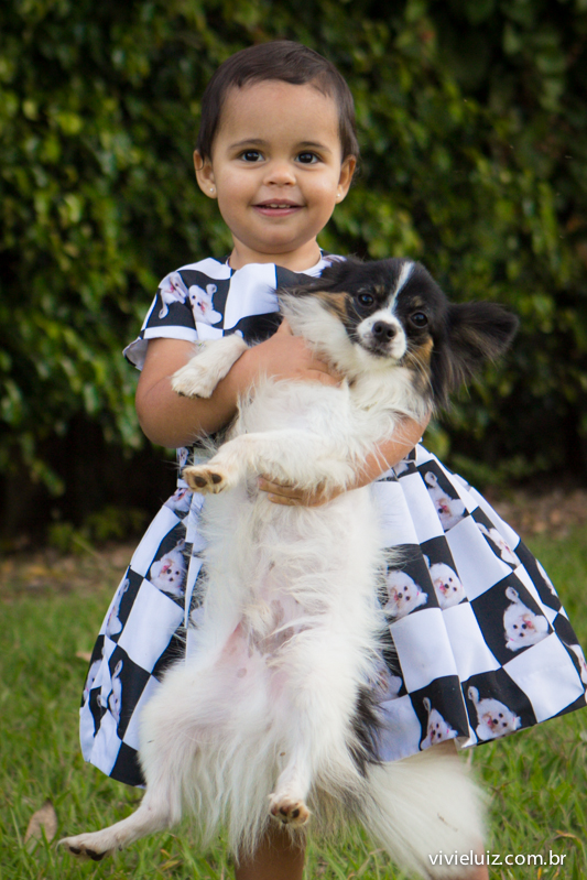 menina segurando cachorro