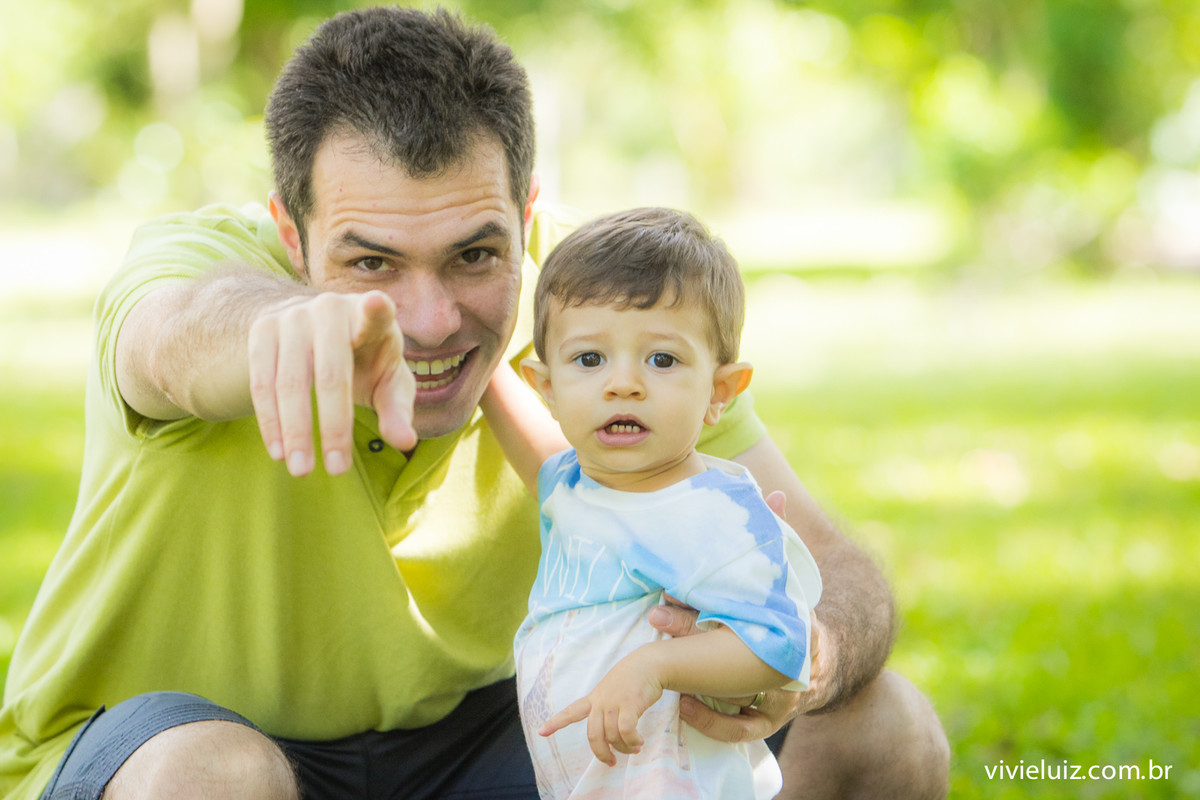 pai e filho apontado para frente