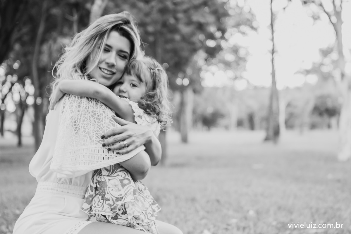 mae e filha abraçadas no campo