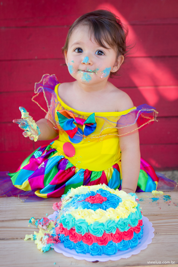 smash the cake de criança com vestido de palhaço
