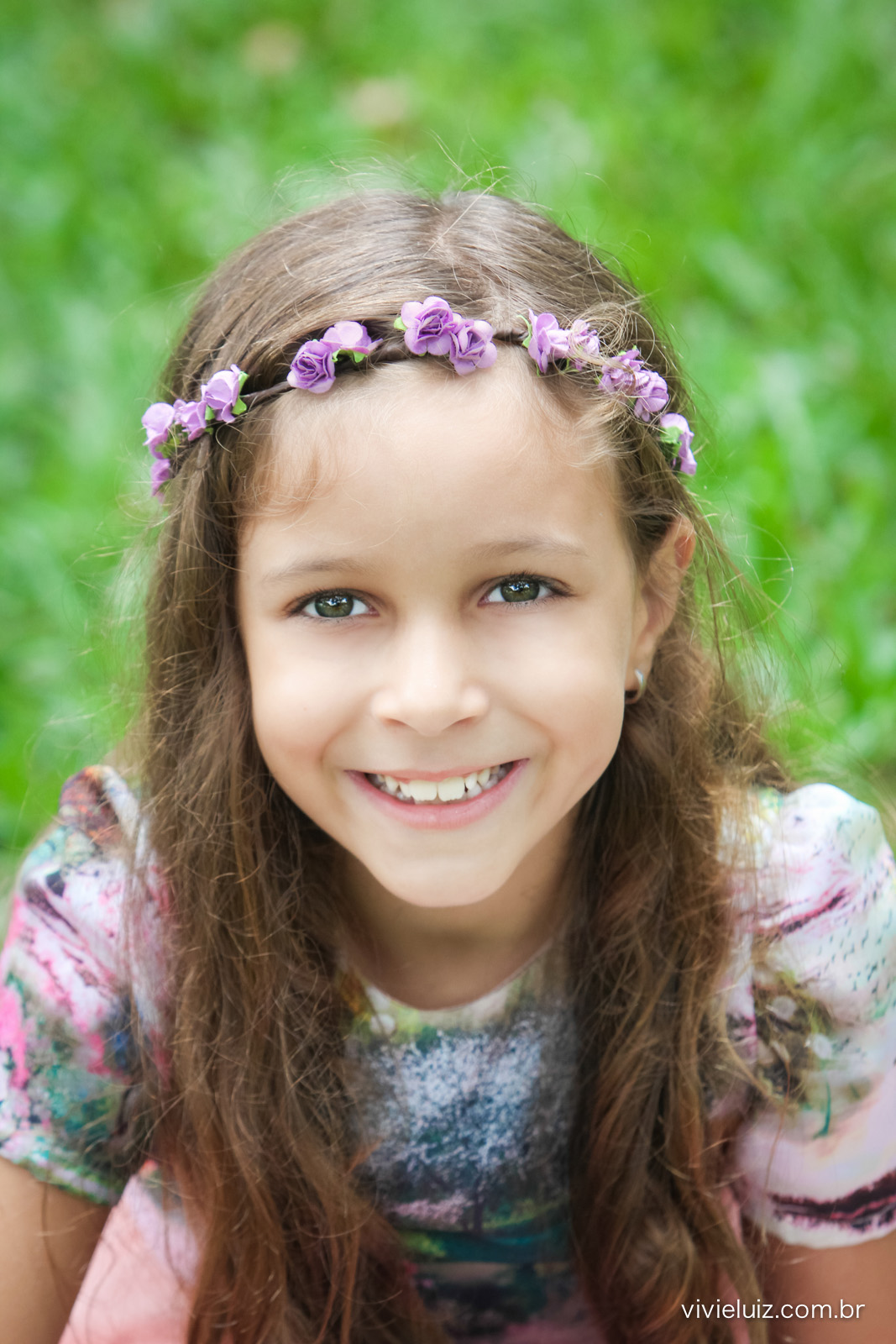 menina linda com tiara de flores