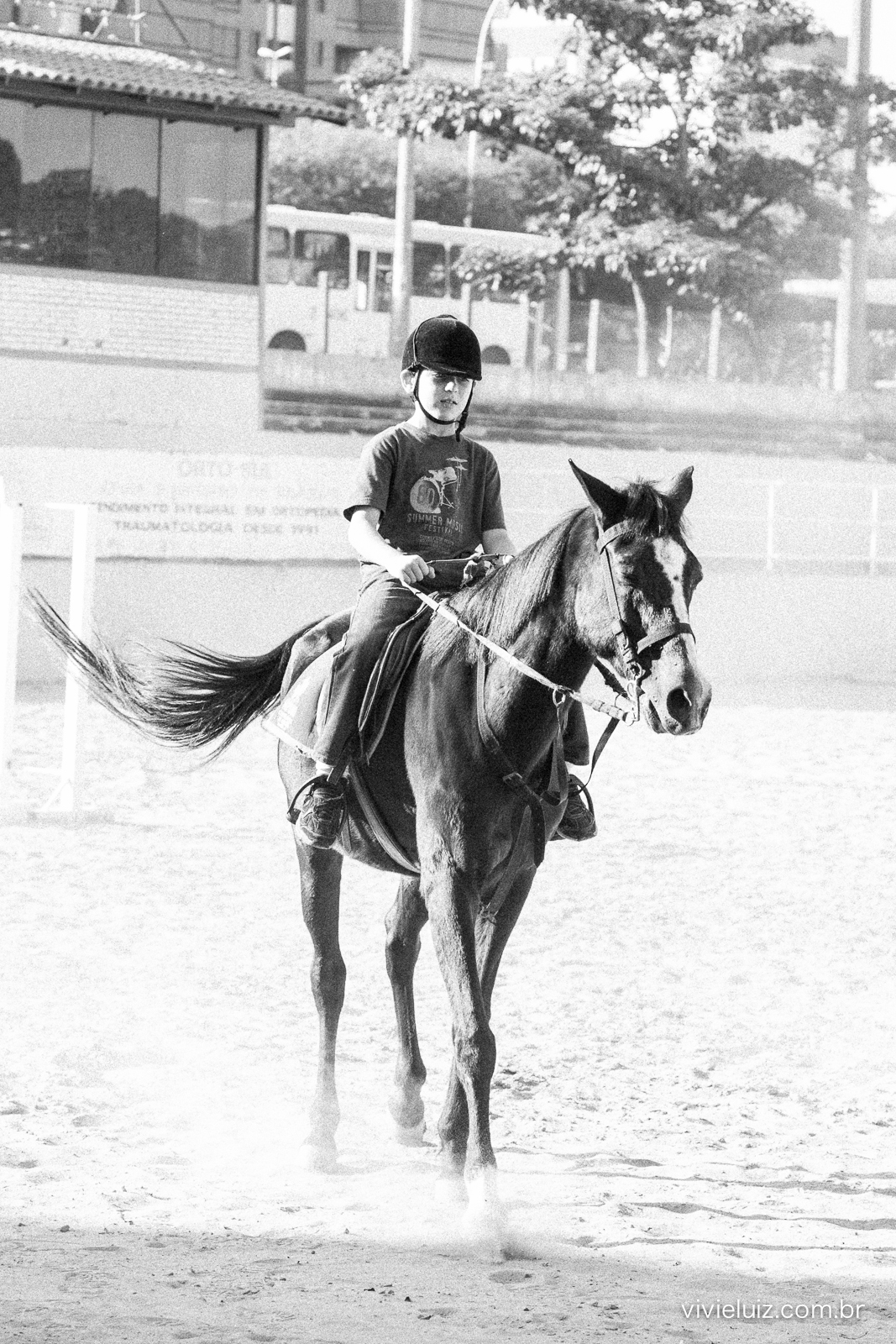 menino andando a cavalo