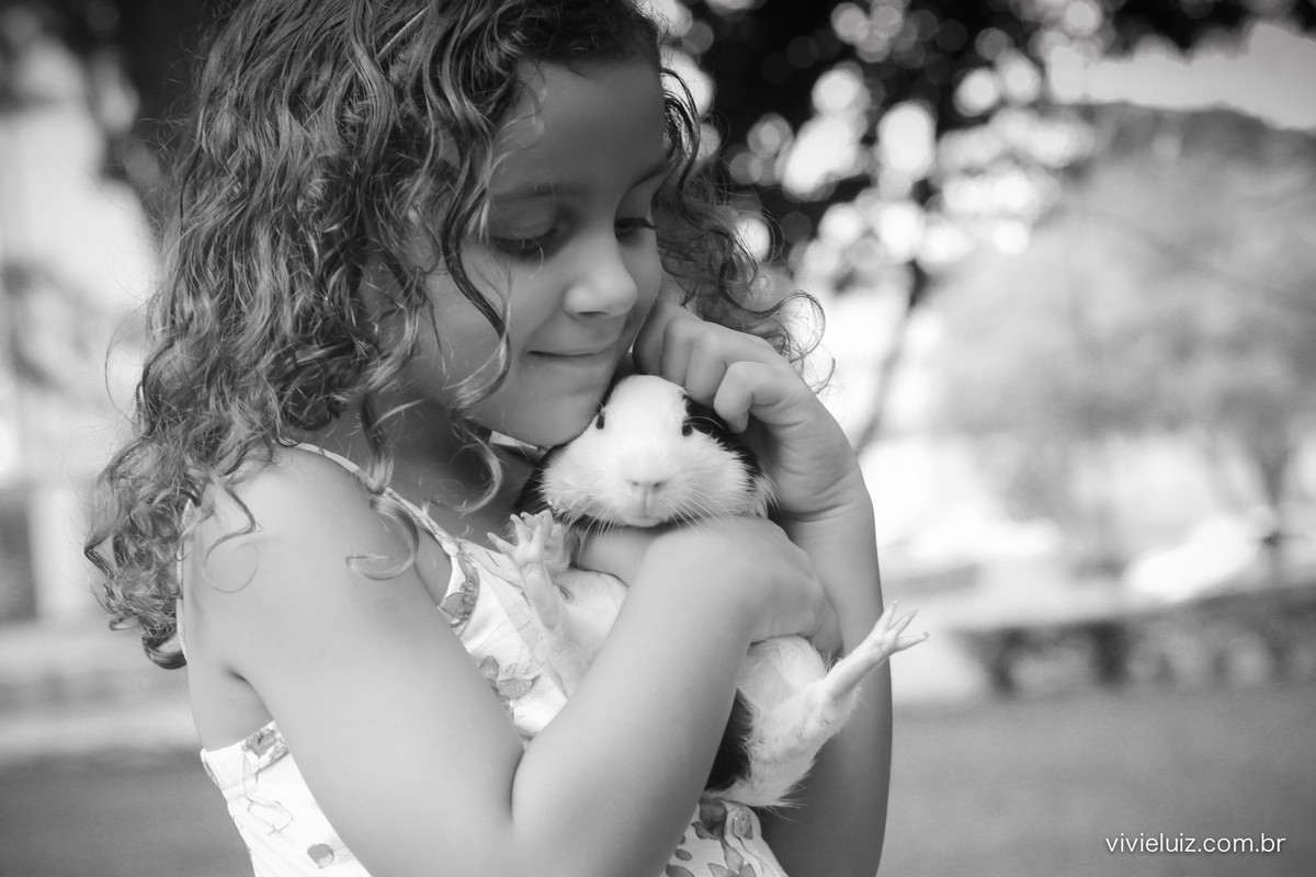 menina com porquinho da índia