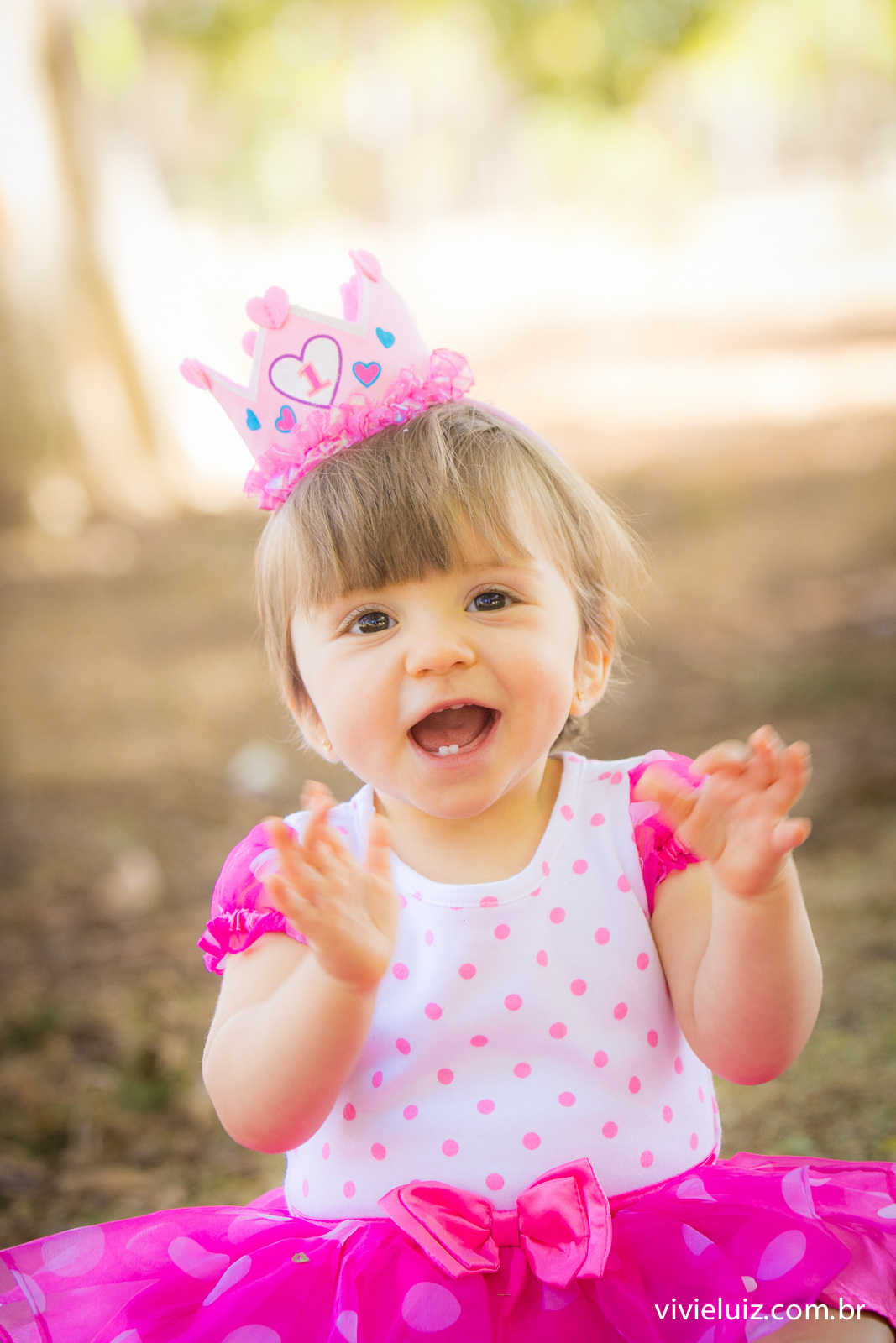 menina de rosa batendo palmas e cora de 1 ano rosa