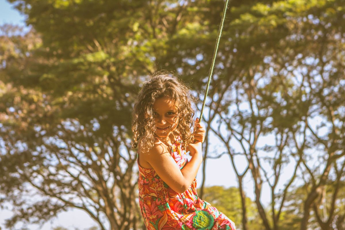 menina em balanço de pneu