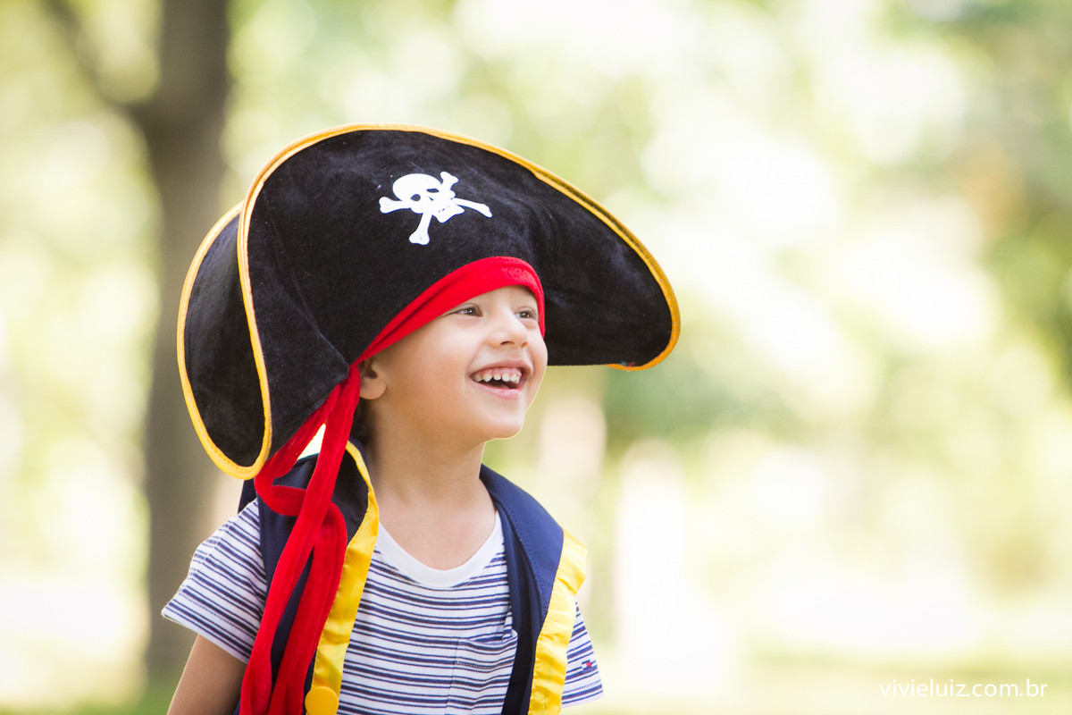 criança com fantasia de pirata