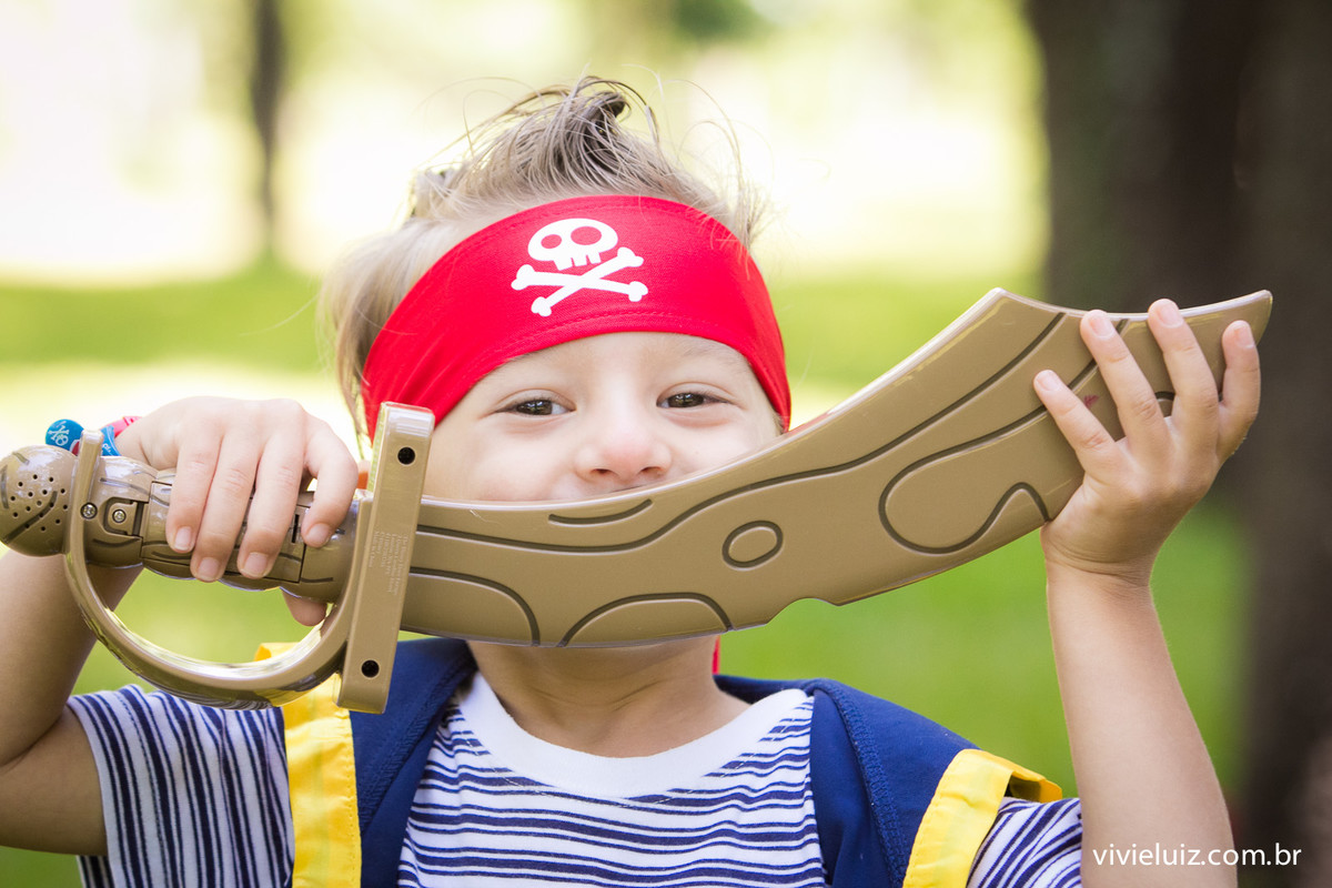 criança de pirata sorrindo