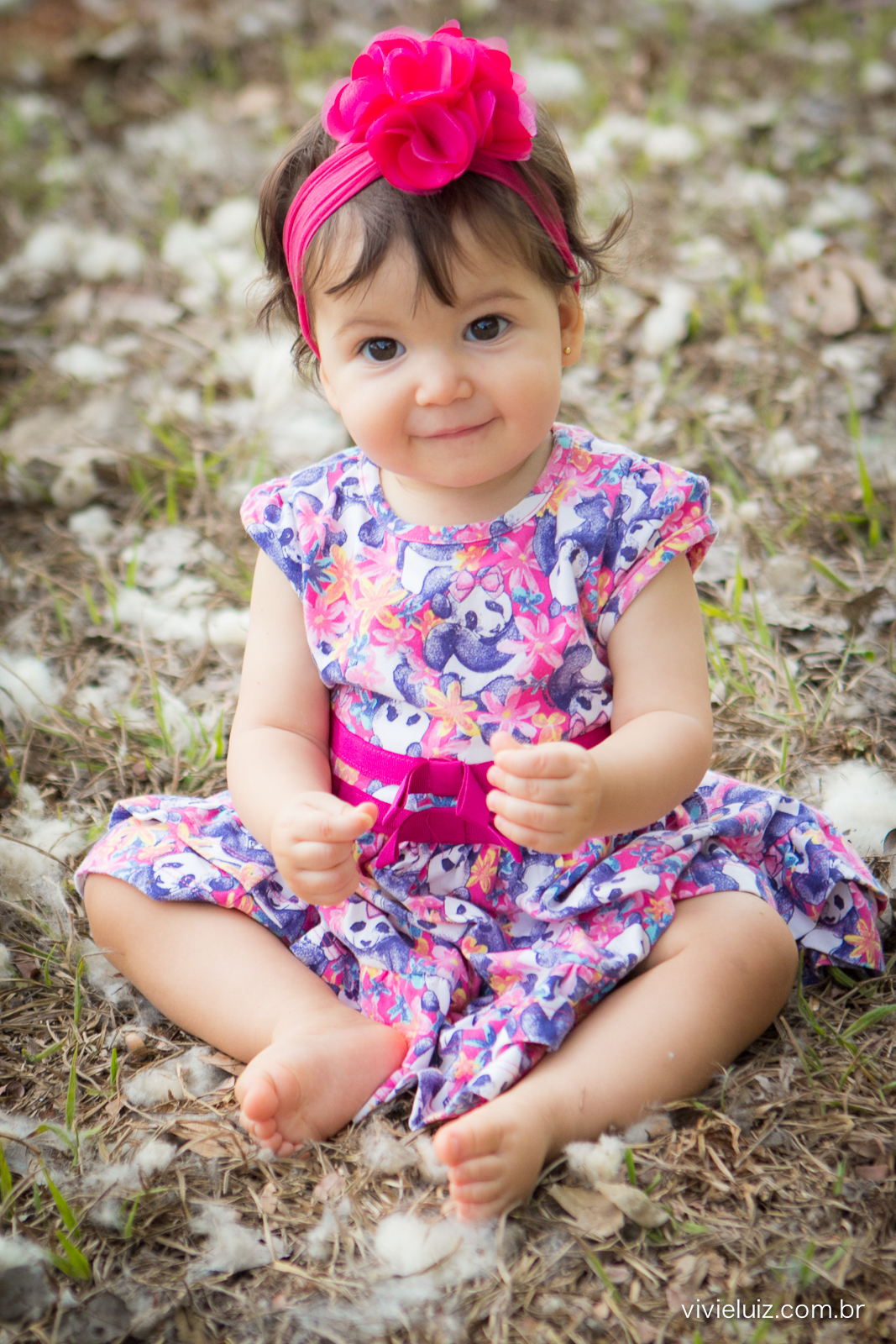 menina com flocos de grama