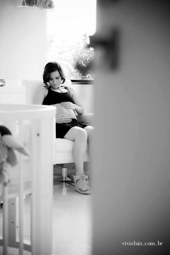 Gestante no quarto do bebê