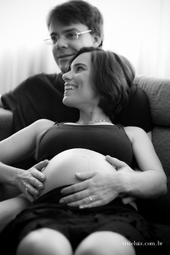 Casal deitado no sofá gestante