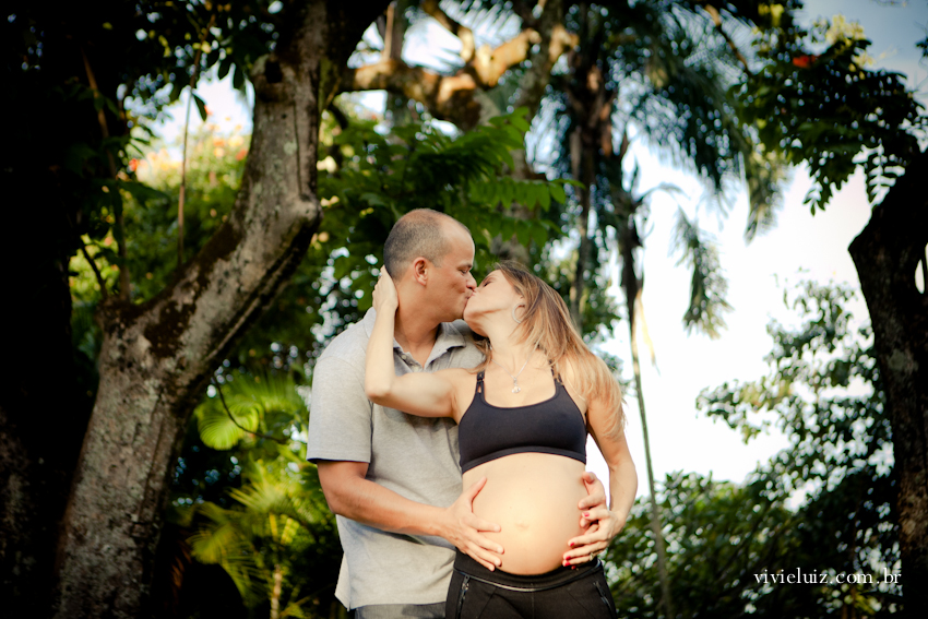 Casal se beijando No campo