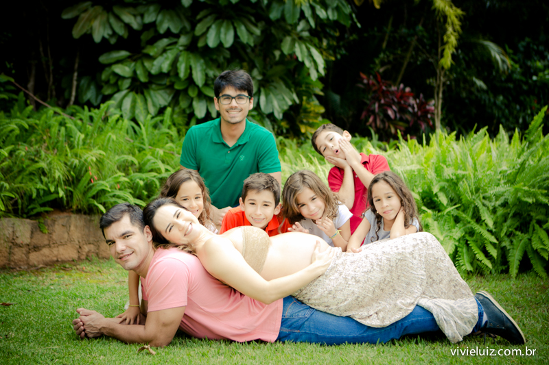 Mãe de sete com toda sua família No jardim