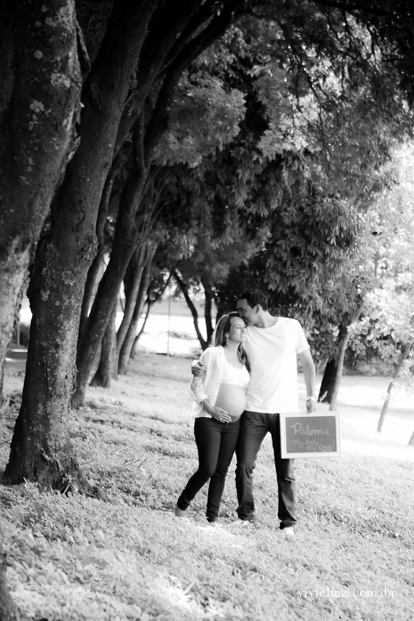 Casal gestante No bosque Se beijando