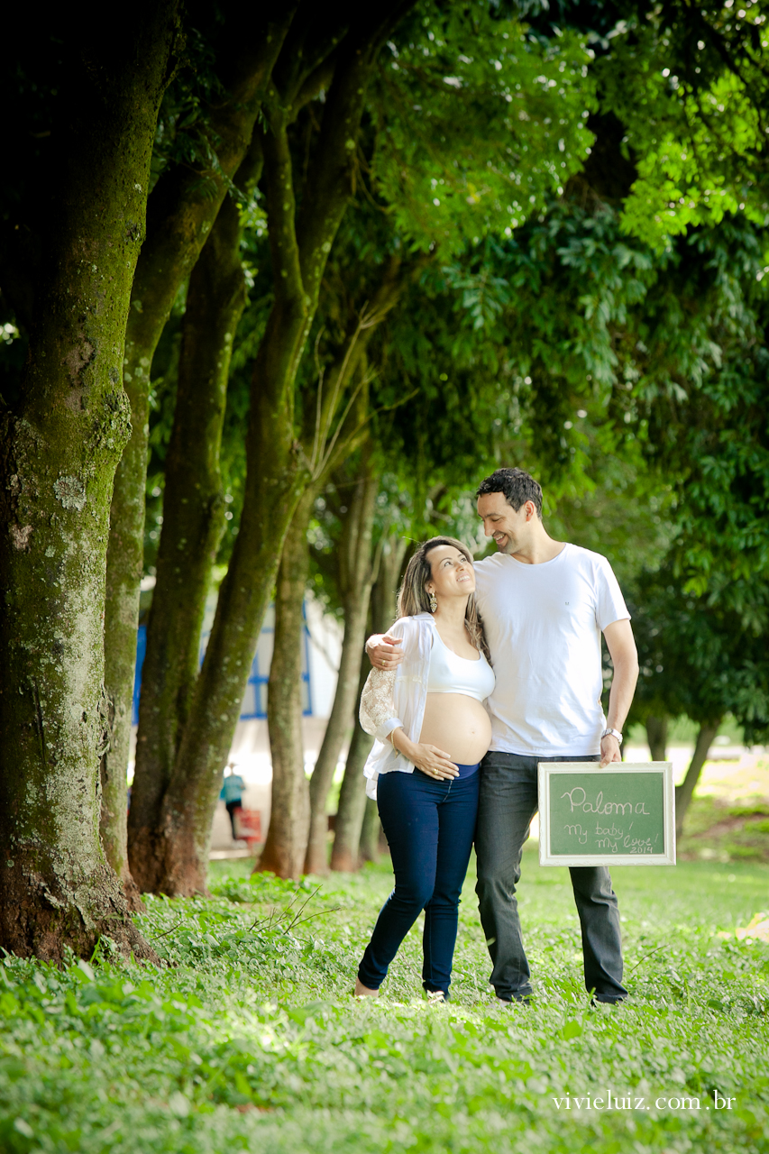 Bosque de árvores com casal grávida