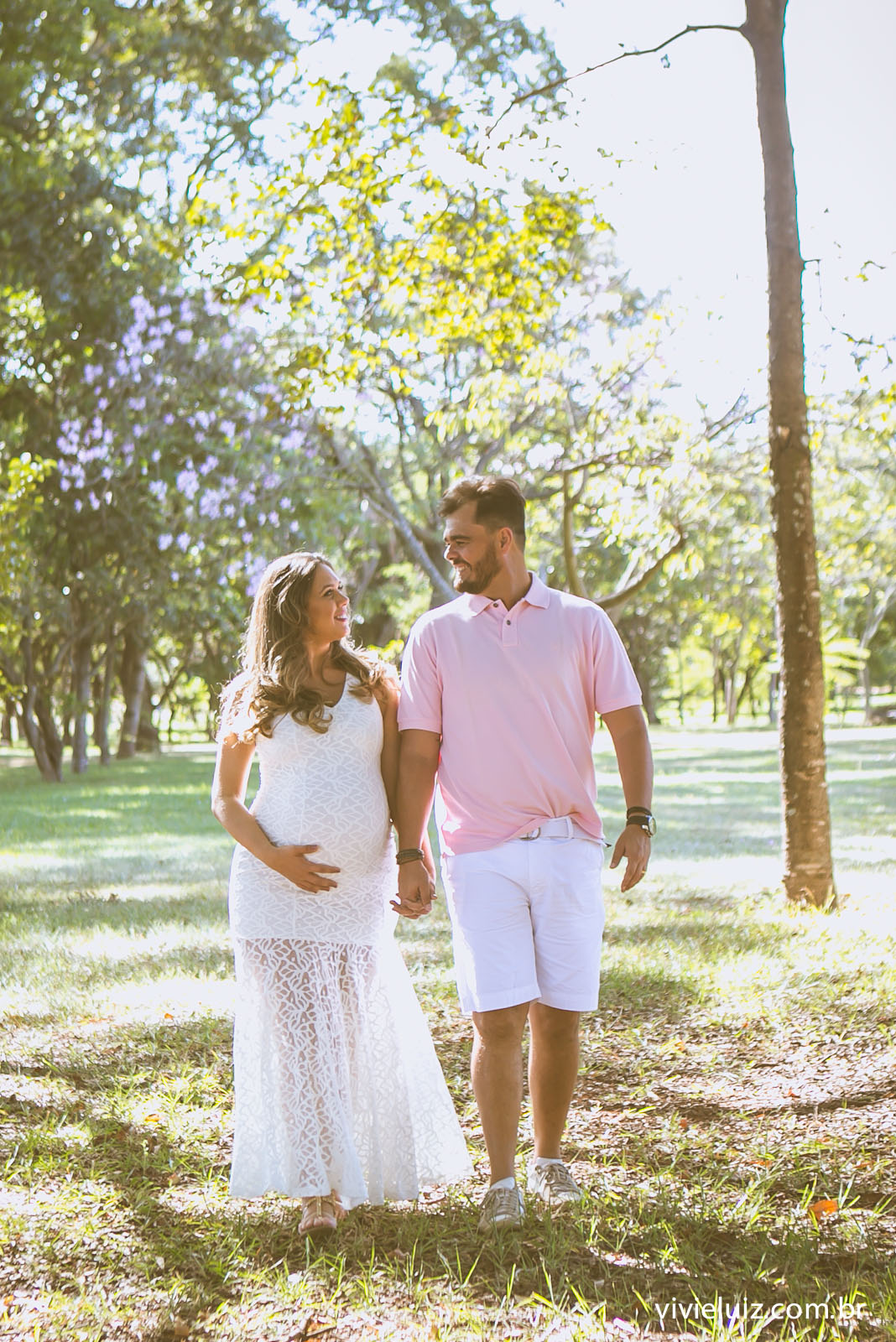 Casal gestante passeando no parque
