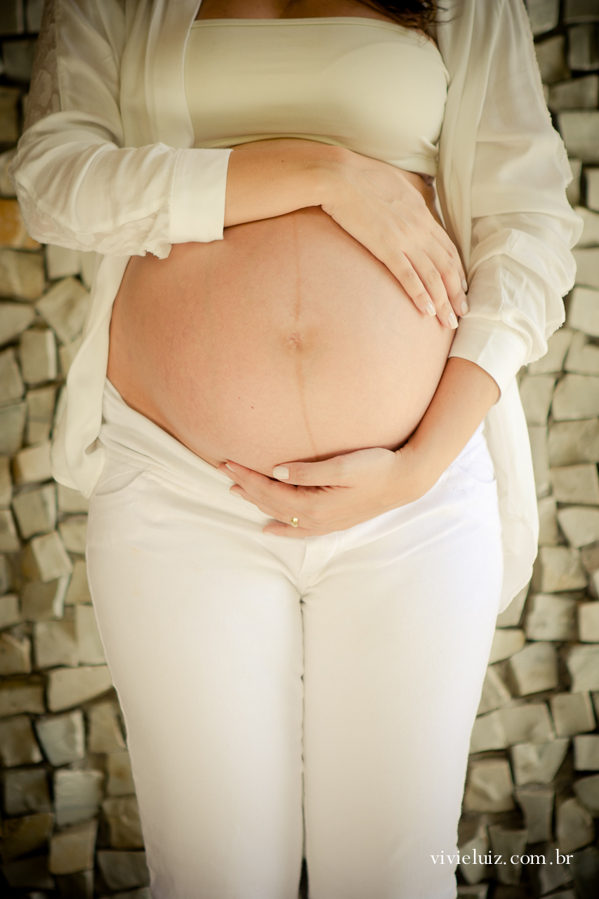 Mãos de gestante Na barriga