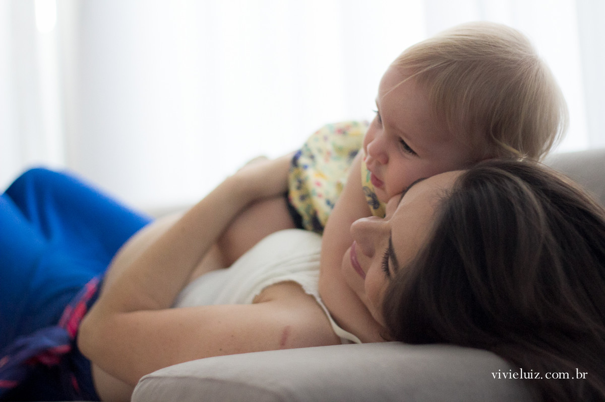 Abraço de mãe e filha gestante