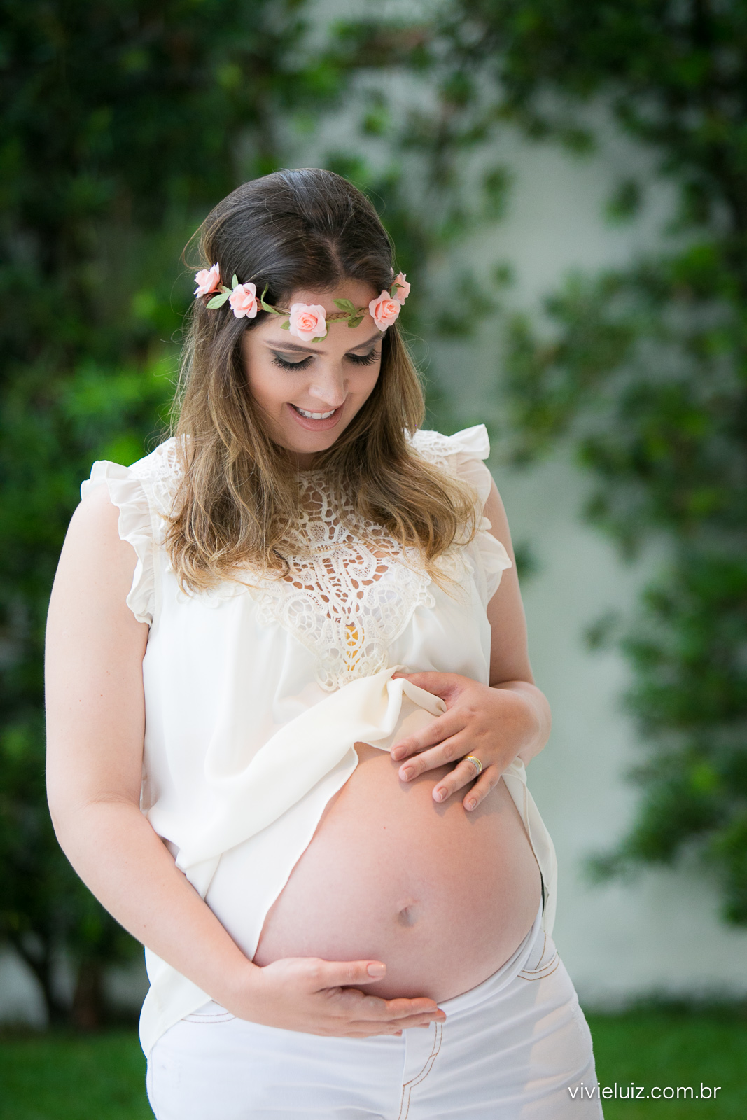 Mãe no campo gestante conte área de flores