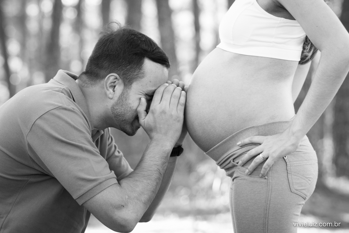Pai olhando a barriga da mãe
