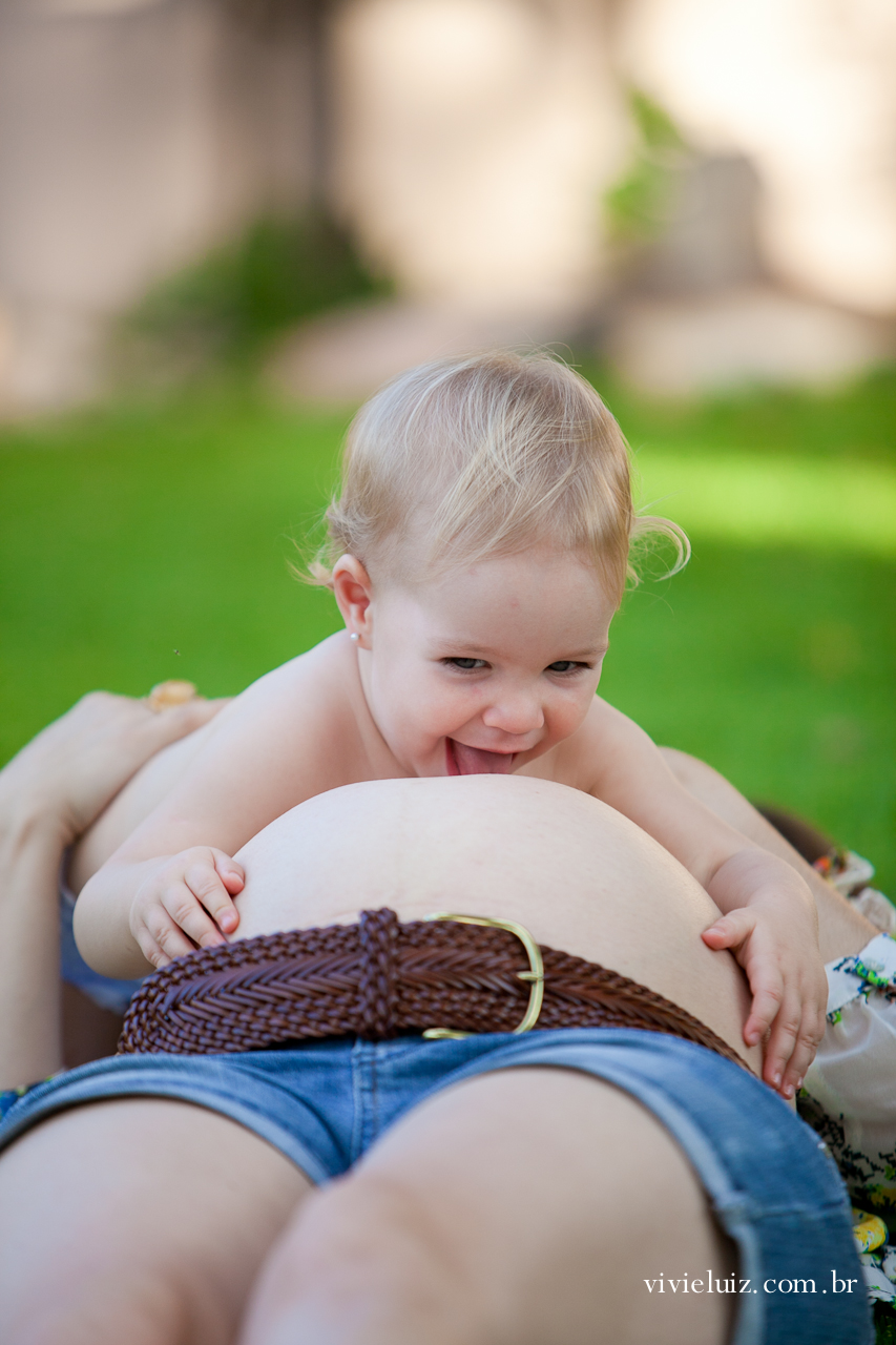 Bebê abraçando O irmão Na barriga da mãe