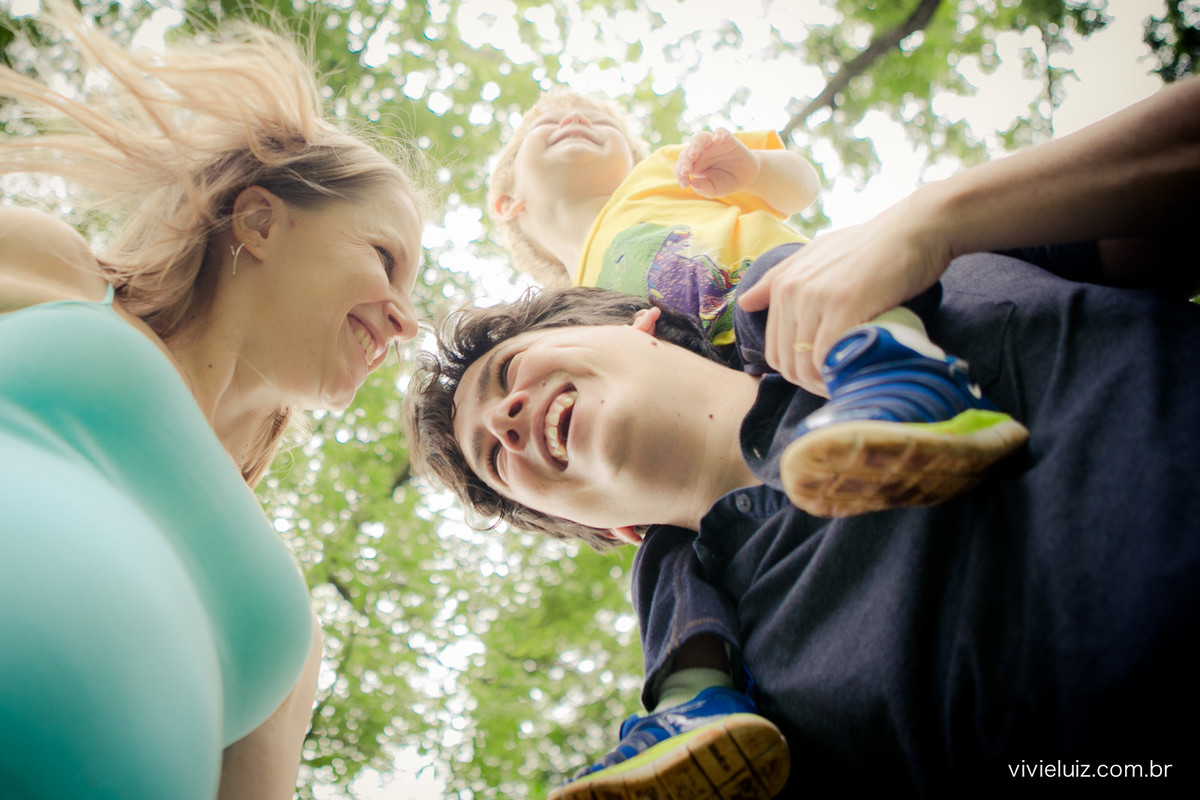 Família sorrindo Vista de baixo gestante