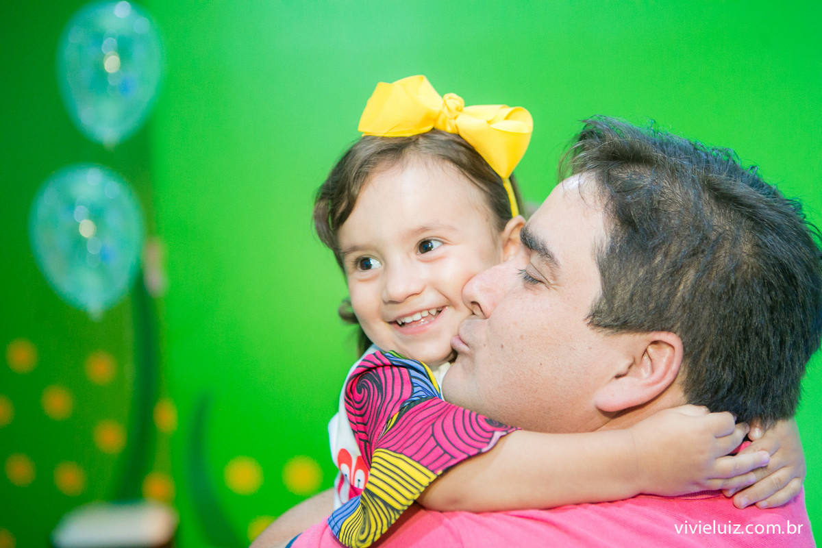 Beijo de pai na filha sorrindo com Tiara amarela