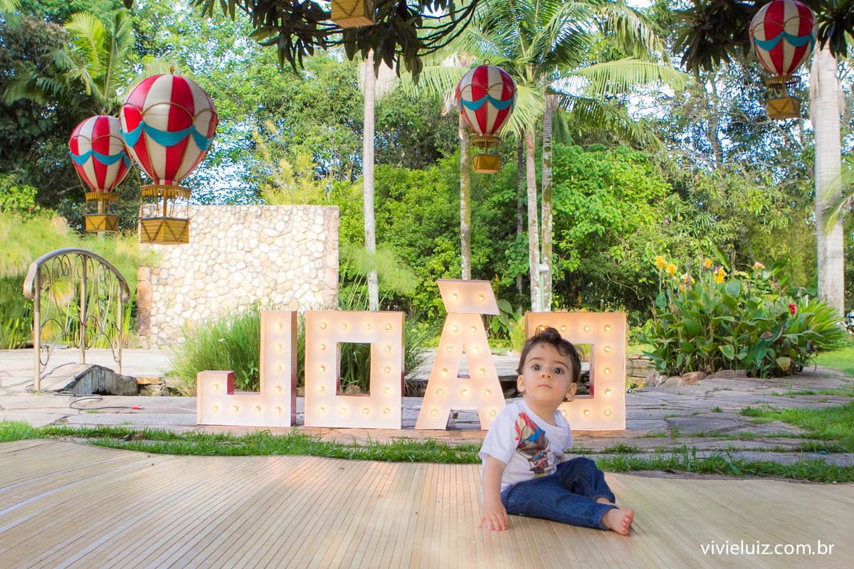 Ensaio de fotos com bolo fotografias vivi e luiz em Brasília com letreiro luminoso do nome da crianca
