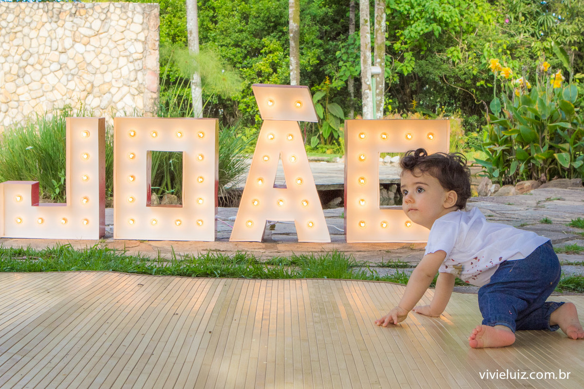 Ensaio de fotos com bolo fotografias vivi e luiz em Brasília com letreiro luminoso do nome da crianca