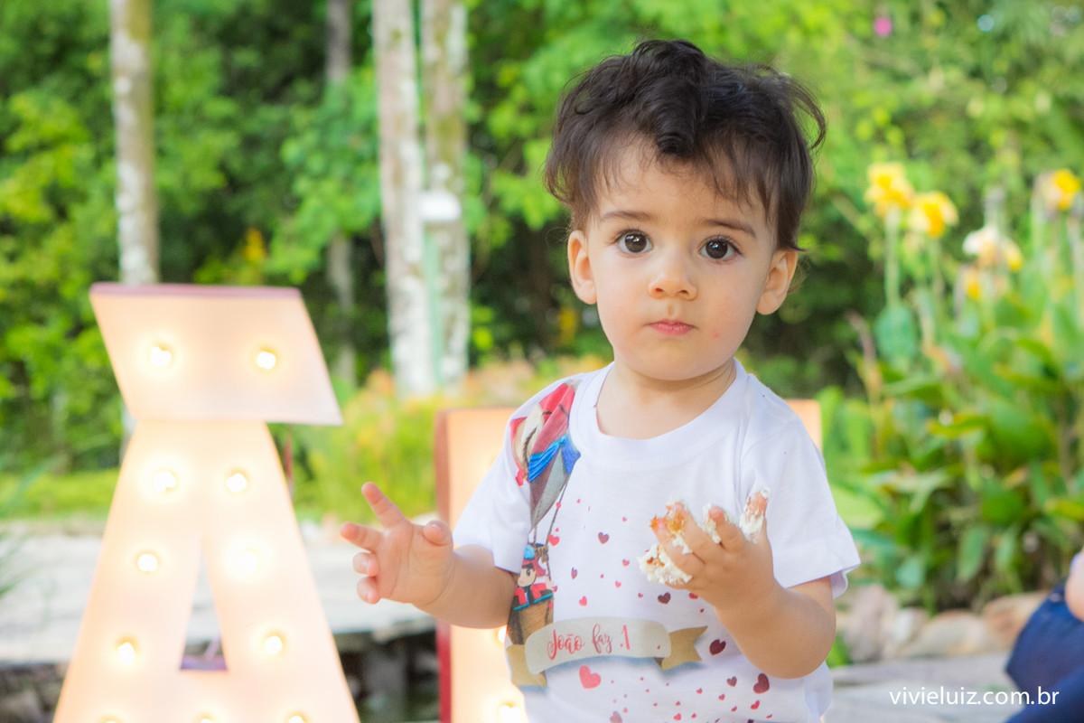 Ensaio de fotos com bolo fotografias vivi e luiz em Brasília com letreiro luminoso do nome da crianca
