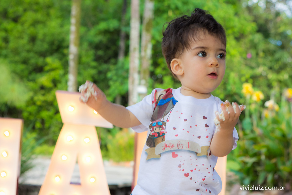 Ensaio de fotos com bolo fotografias vivi e luiz em Brasília com letreiro luminoso do nome da crianca