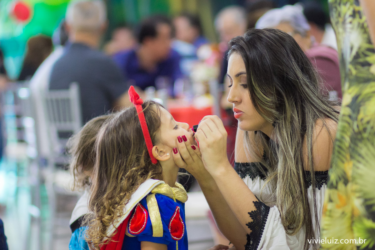 branca de neve passando maquiagem