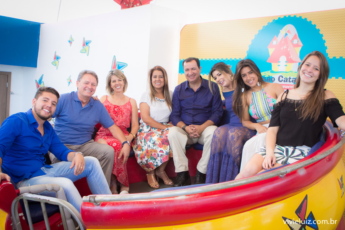 família reunida no brinquedo da festa da alice