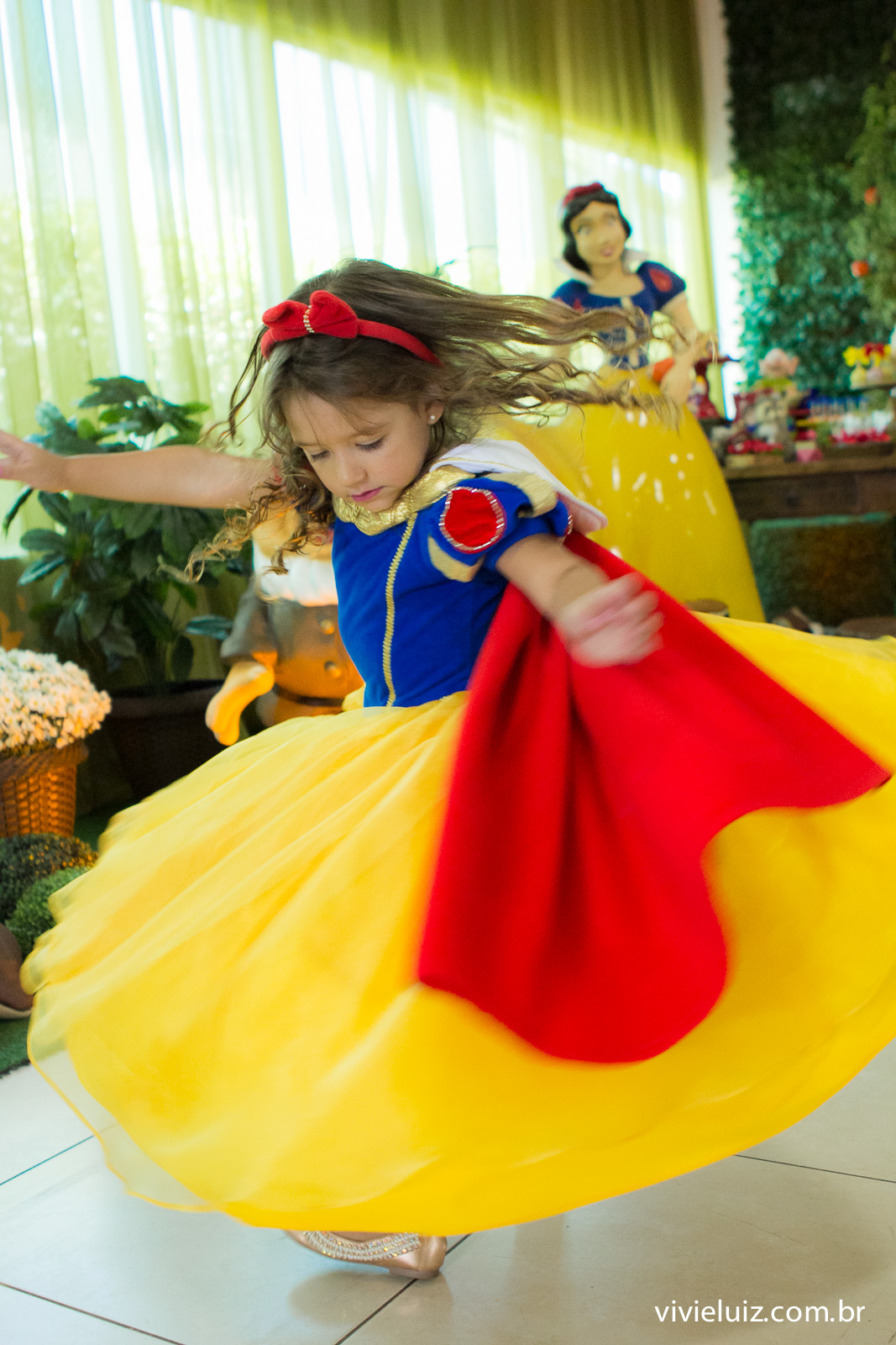 danando com vestido da branca de neve