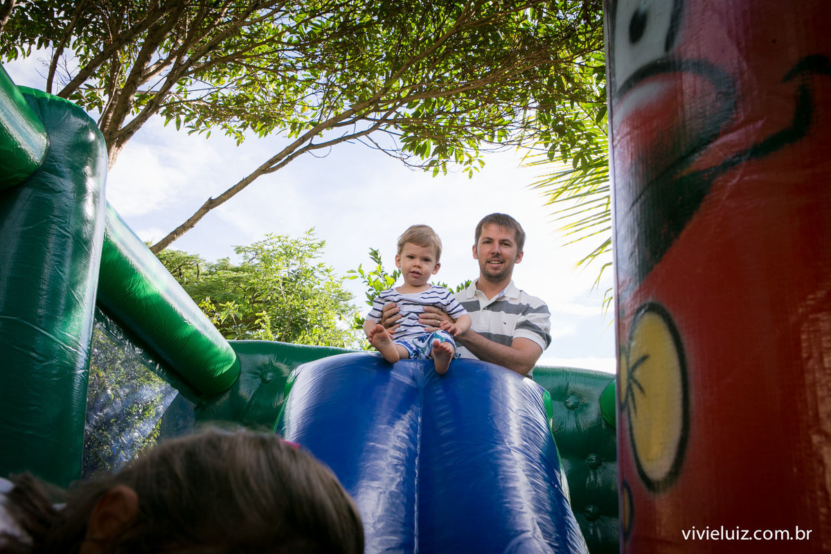matias no brinquedo inflável em seu aniversario com fotos de vivi e luiz fotografias