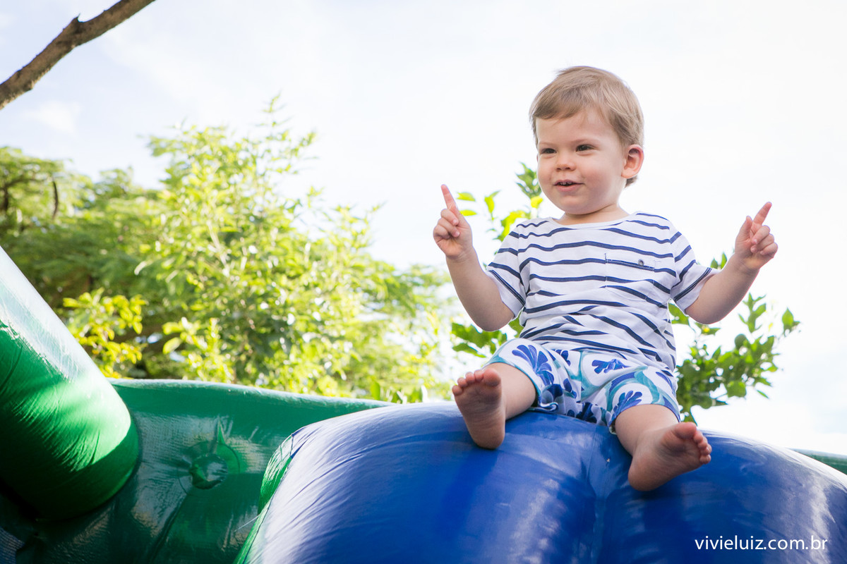 matias no brinquedo inflável em seu aniversario com fotos de vivi e luiz fotografias