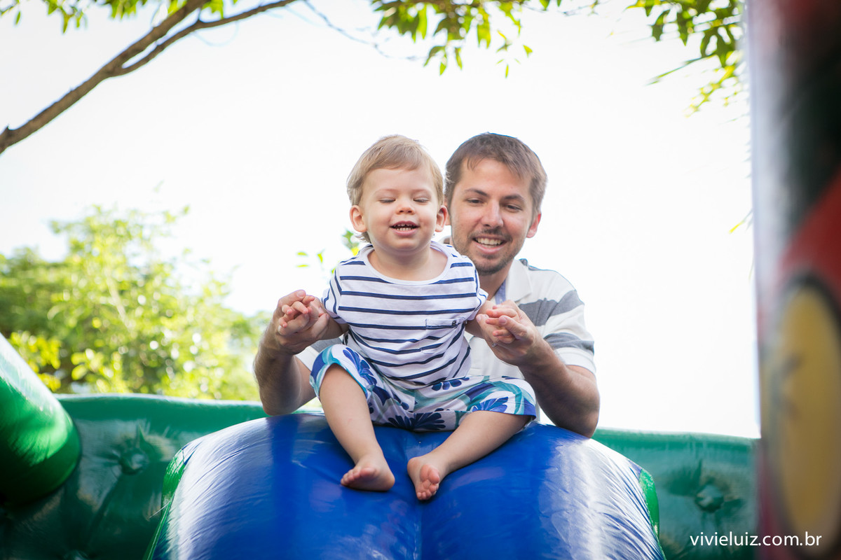 matias no brinquedo inflável em seu aniversario com fotos de vivi e luiz fotografias