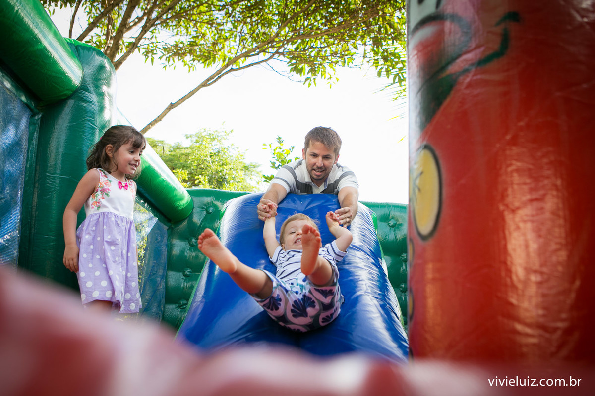 matias no brinquedo inflável em seu aniversario com fotos de vivi e luiz fotografias