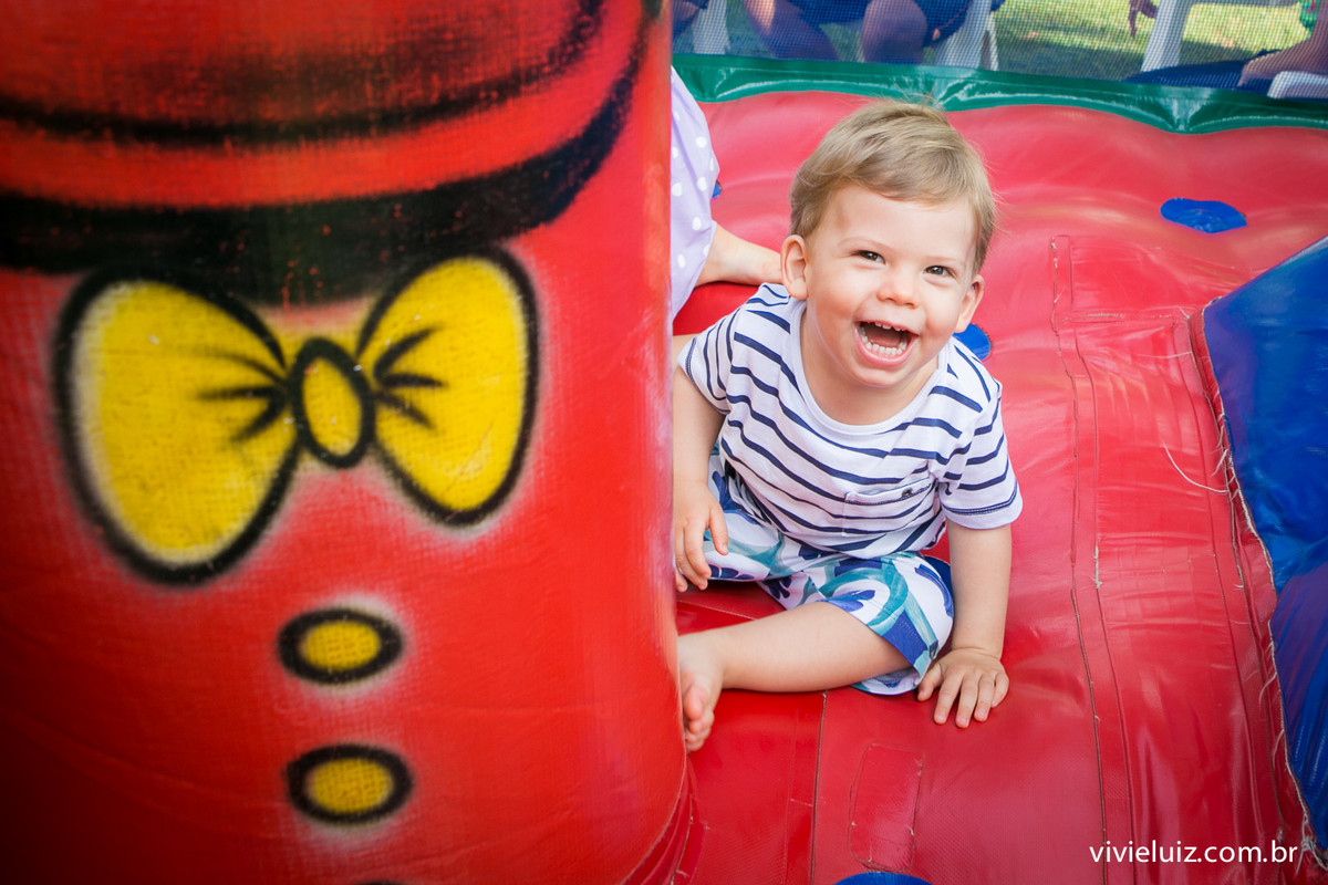 matias no brinquedo inflável em seu aniversario com fotos de vivi e luiz fotografias