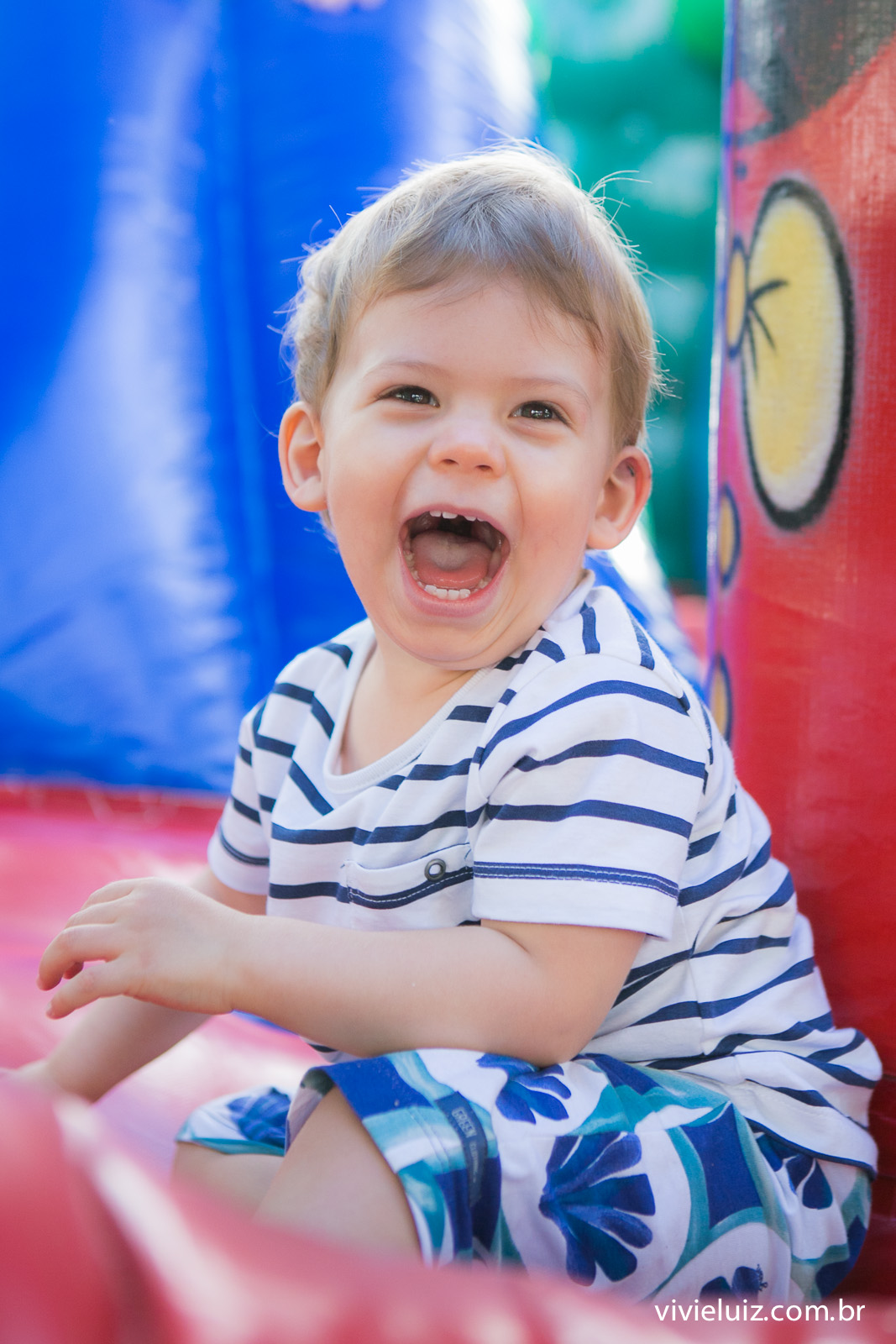 matias no brinquedo inflável em seu aniversario com fotos de vivi e luiz fotografias
