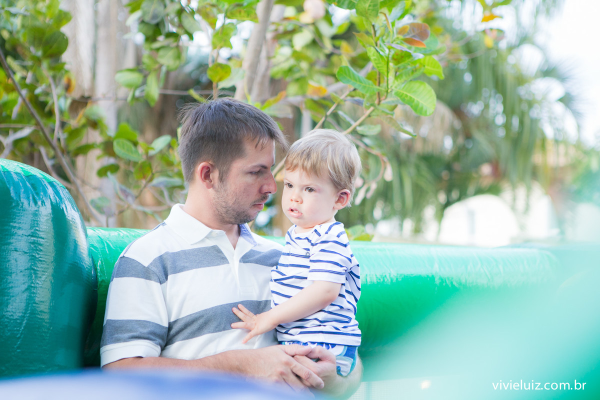 matias no brinquedo inflável em seu aniversario com fotos de vivi e luiz fotografias