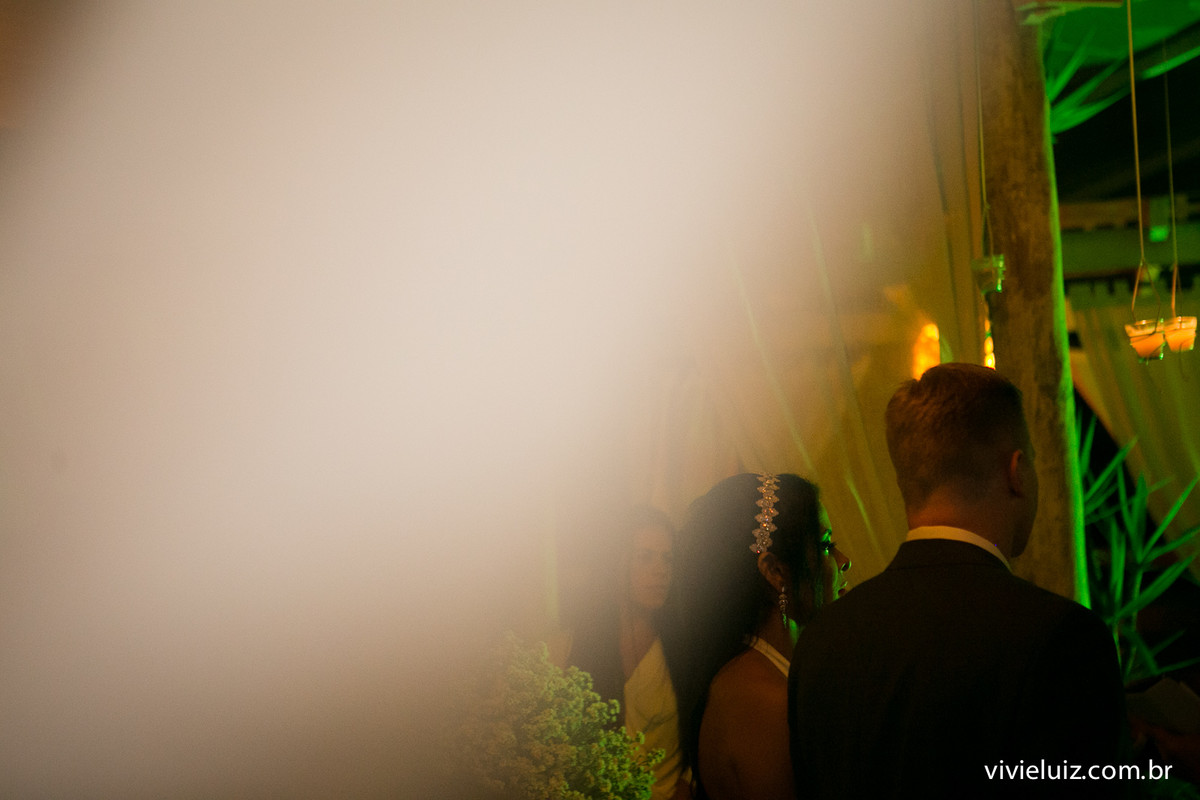 noivos no altar do oliver