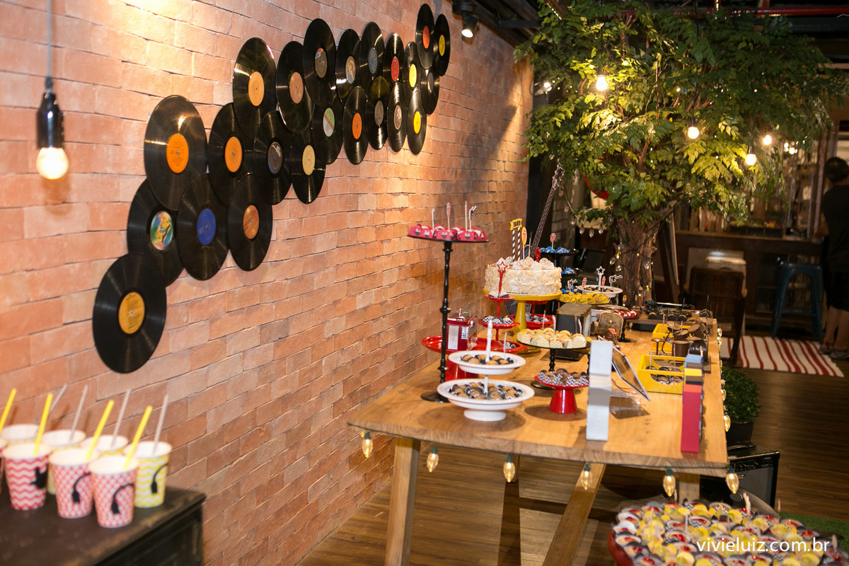 decoracao rock de festa infantil em brasilia com fotos da vivi e luiz fotografias no espaco marche