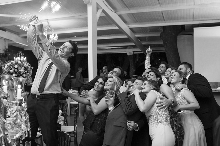 Convidados fazem fotos para blogueira