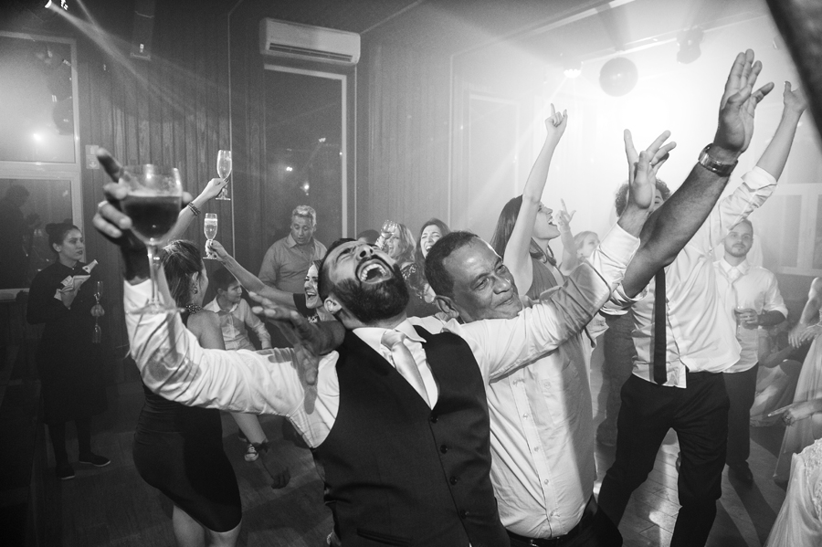 noivo curtindo a banda do casamento