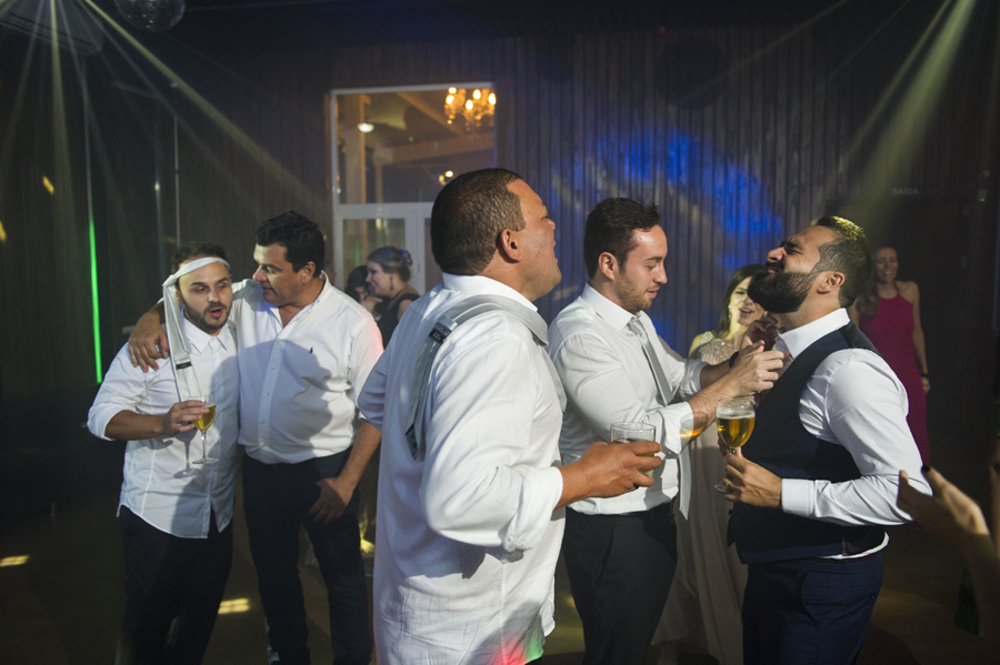 Amigos tiram a gravata do noivo em casamento