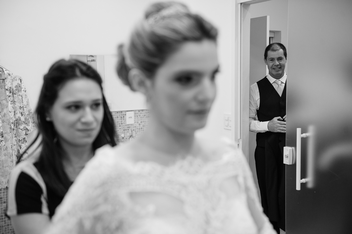 Pai vê a filha vestida de noiva