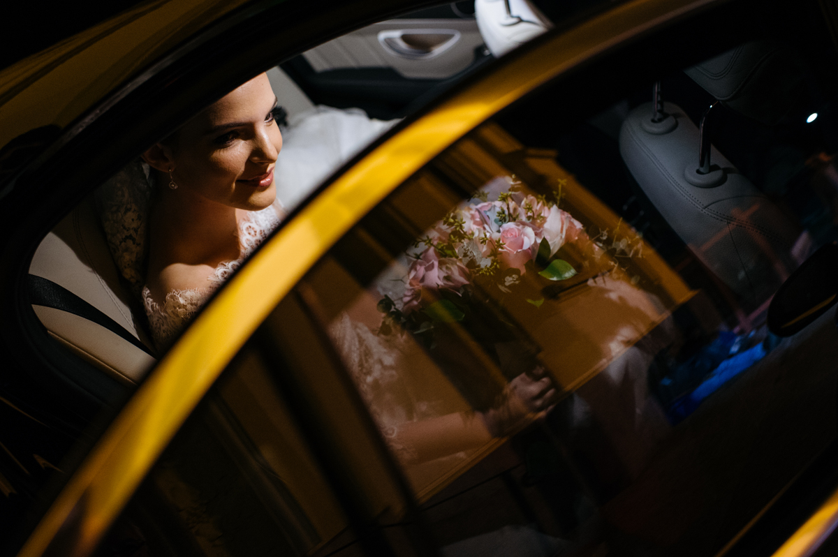 Noiva pronta para descer do carro e entrar na igreja