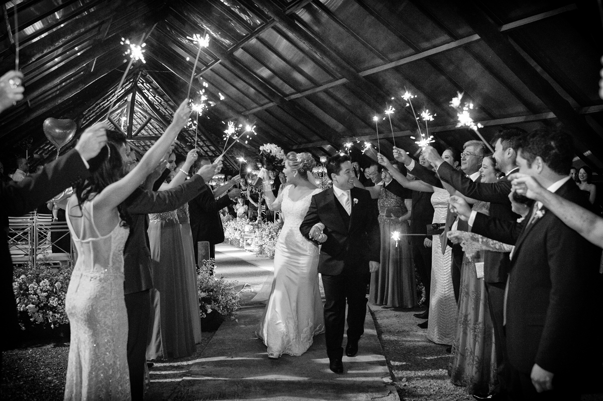 padrinhos com sparks na saída dos noivos