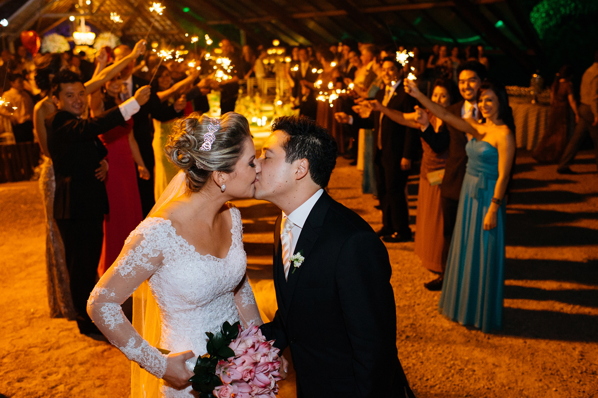 Beijo final em cerimonia budista de casamento