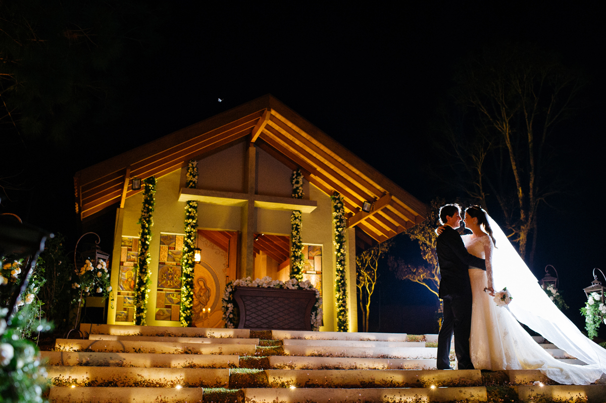 casal em frente a capela construída para seu casamento